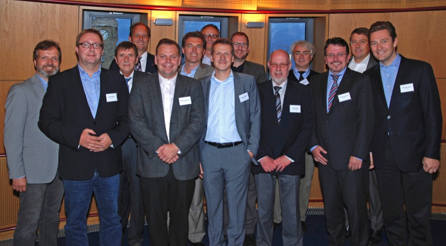 Teilnehmer des ParkettMagazin-Roundtables zur Digitaldrucktechnik im Holzfußbodenbereich:<br>Marc von Kopylow (ParkettMagazin), Maik Möhle (Holzring), Ulrich Baumert (ParkettMagazin), York Lemb (Holzland), Michael Schmid (Jaso), Ansgar Igelbrink (Bauwerk), Ralf Eisermann (Industrieberater), Ragnar Eggers (Hagebau), Guido Schulte (Meisterwerke), Peter Mau (ParkettMagazin), Michael Steinert (ParkettMagazin), Tomas Cordes (Amorim), Tobias Schreck (Bürkle), Paul De Cock (Unilin).<br> Dekorunikate durch neue Technologie