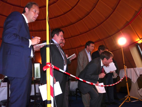 Die Teilnehmer des Round Tables sollten digital bedruckte Holzböden, analog bedruckte Laminatböden und Massivholzböden richtig zuzuordnen und hatten dabei große Schwierigkeiten. Eine erste Bewertungsrunde ließ nur Sichtkontakt zu,... Dekorunikate durch neue Technologie