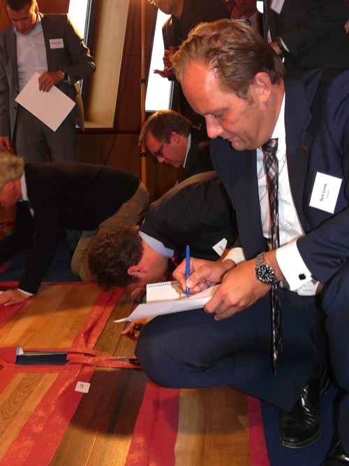 in der zweiten Runde durften die Oberflächen auch berührt werden. Dekorunikate durch neue Technologie