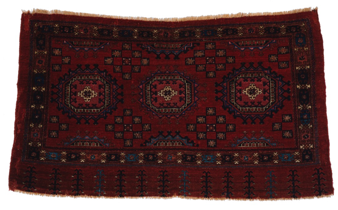 Große turkmenische Vorratstasche (juval), Taschenfront, 19. Jh., Zentralasien, Stamm der Saloren. Sammlung Caroline and H. McCoy Jones, Geschenk von H. McCoy Jones. Antike turkmenische Taschen in San Francisco
