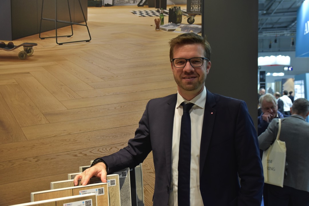 Fabian Kölliker, Head of Marketing Swiss Krono Group: "Wir haben viele neue Kunden gewonnen, was belegt, wie wichtig das Instrument Messe ist." Bodenbeläge: Die grüne Domotex