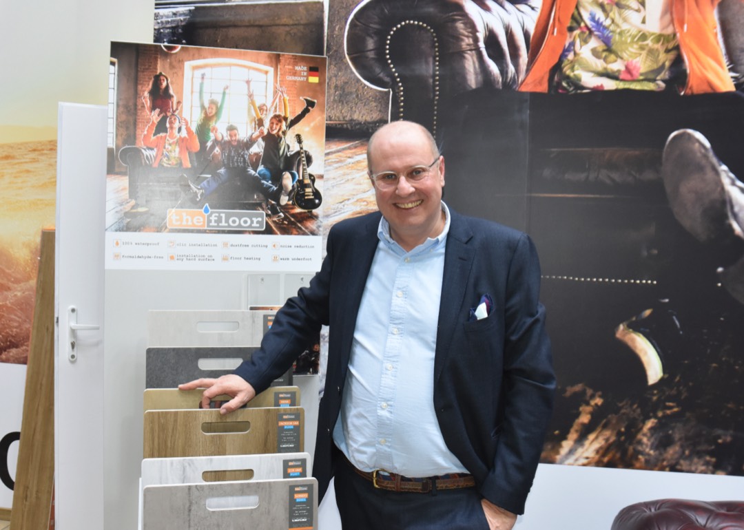 Falquon-Vertriebsleiter Martin Prager hatte in Hannover mit The Floor "den ersten komplett in Deutschland produzierten Rigid-Designboden" dabei. Bodenbeläge: Die grüne Domotex