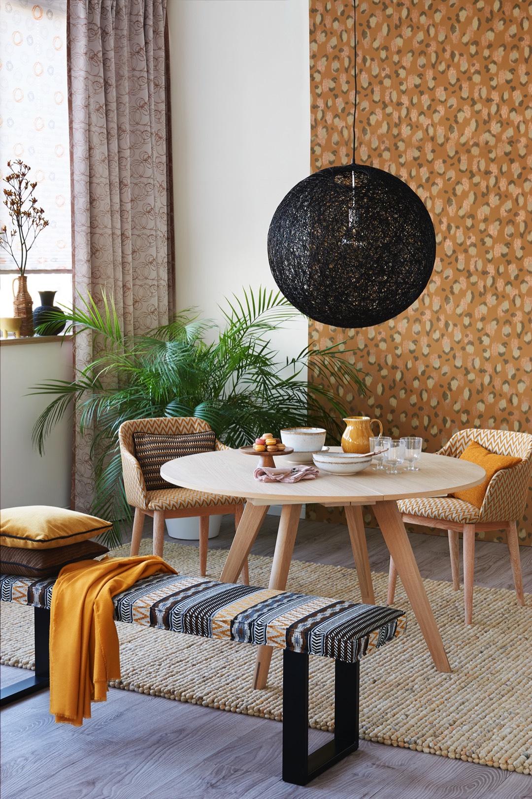 Unland inszeniert das Thema in natürlichen, warmen Farbtönen, die mit frischen Kolorits wie Orange akzentuiert werden. Dekorative Gardinen und Jacquard-Dekostoffe bilden mit fein abgestimmten Plissees einen harmonischen Dreiklang am Fenster. Hier trifft Dekoration auf Funktion. Der Dekostoff erhält durch das Bandex Stegband Draco eine harmonische Wellenfalte. Dazu passt der Transparentstore Placido mit Bleistiftfalte, der den Charakter der Dekoration unterstreicht. Begleitet wird das Thema von den neuen Flachgeweben aus der aktuellen Höpke-Kollektion für einen lässigen Look. An der Wand gefällt die Kombination von Tapete mit der Wandfarbe Caparol Icons (Nr. 46 B-Boy und Nr. 26 Understatement).<br><br>Dekostoff und Plissee: Unland<br>Bänder: Bandex<br>Möbelstoffe, Kissen: Höpke<br>Teppiche: Haro Teppiche by Paulig<br>Wandfarbe: Caparol<br>Tapete: Eijffinger Mix & Match wird perfektioniert