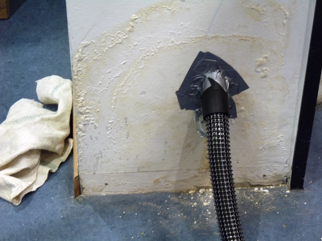 Kleiner Fehler Großer Schaden: Fehlende Abdichtung am Bauteilanschluss – Auto-Waschanlage verursacht Feuchteschäden 