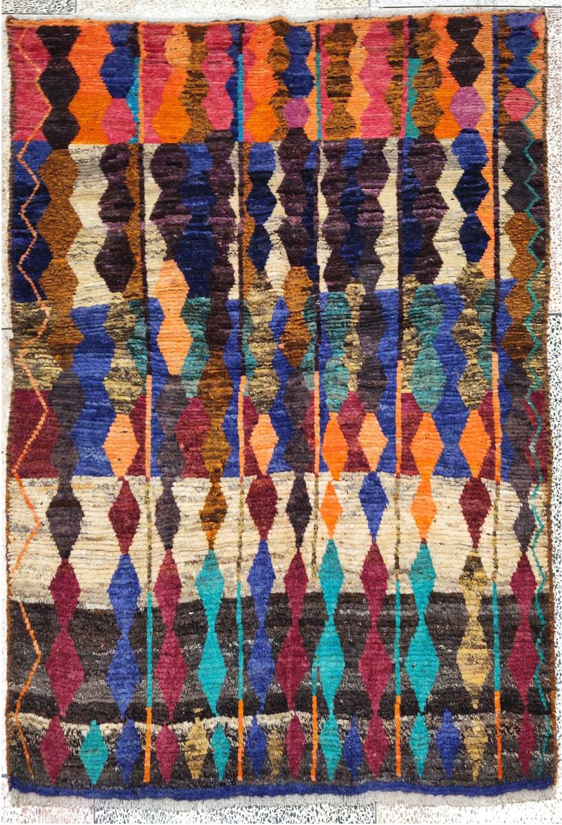 Afghanische Neuinterpretation in fröhlichen Farben 