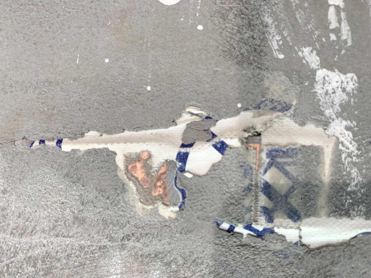 Verunglückte Spachtelarbeiten auf altem Gussasphaltestrich