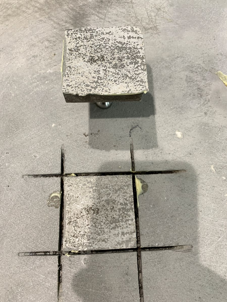 Verunglückte Spachtelarbeiten auf altem Gussasphaltestrich