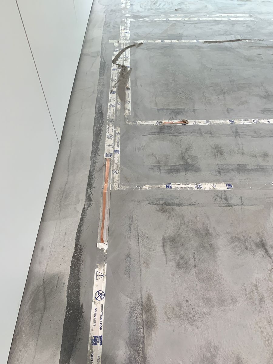 Verunglückte Spachtelarbeiten auf altem Gussasphaltestrich