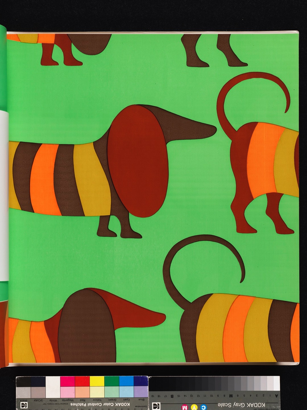 Die Dekortapete mit abstraktem Dackelmotiv auf metallisch glänzendem Fond wurde von Vivien Bach entworfen. Sie stammt aus dem Musterbuch "Fun" des Breisacher Tapetenherstellers Erisman. Hommage an die Tapeten der 70er