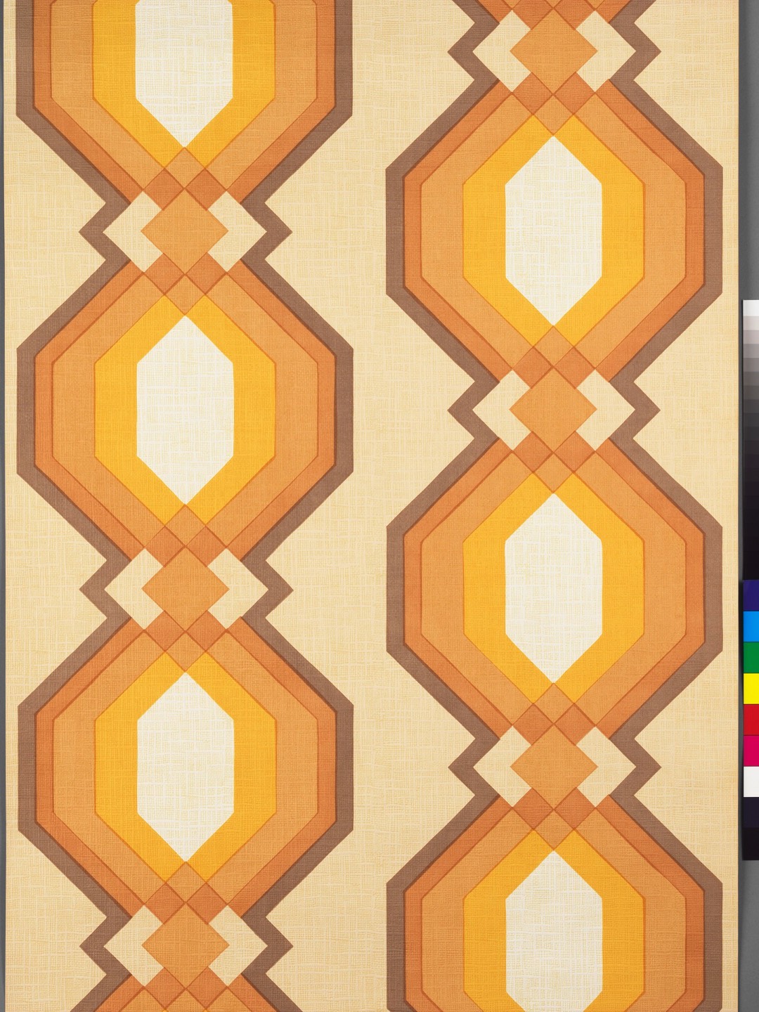 Das Dessin "Maya" aus der Kollektion International der Marburger Tapetenfabrik in Orange, Gelb und Braun. Die Farbtöne waren typisch für die 1970er Jahre. Hommage an die Tapeten der 70er