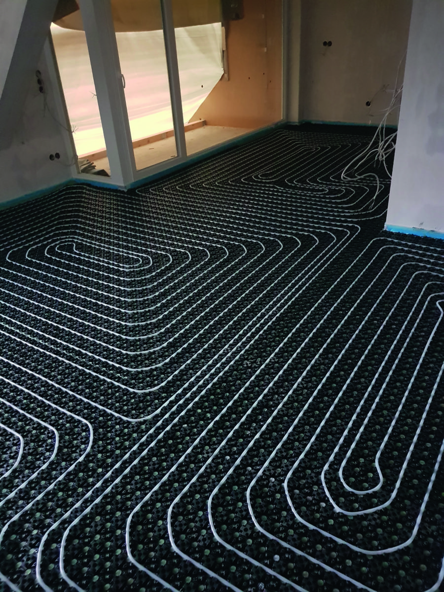 Schlanke Fußbodenheizung auf Holzbalkendecke