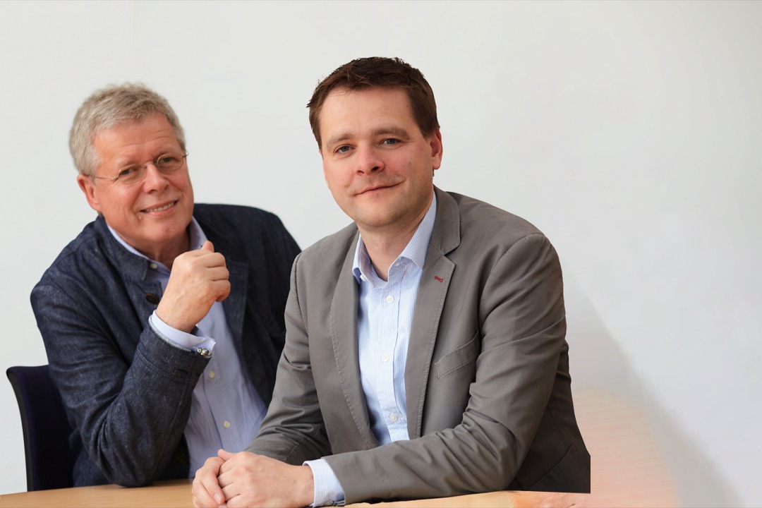 "Wir betreuen von Deutschland aus die Länder Russland und Ukraine. Von diesem Krieg sind wir stark betroffen und sind traurig über diese Entwicklung. Die Energiekosten sind explodiert und wir glauben, dass unsere Produktgruppen die Energie sparen, besonders gefragt sind."<br><br>Friedrich W. Petrat, Mirko Müller-Stüler, <br>Geschäftsführer Hunter Douglas Components Auftragslage gut, Zuversicht verhalten