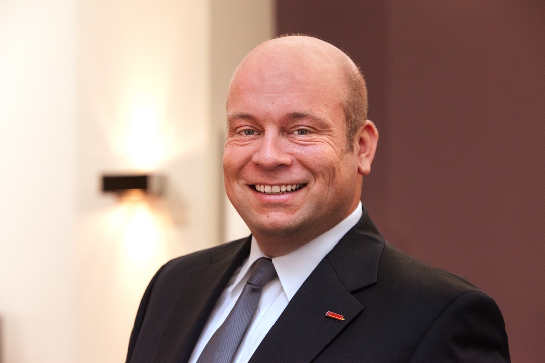 "Wir sind vom Ukrainekrieg unmittelbar betroffen, da wir dort eine eigene Gesellschaft haben. Wichtig war und ist für uns in erster Linie, dass unsere ukrainischen Mitarbeiter vorerst in Sicherheit sind. Wir haben zusammen mit der Stadt Isny eine große Spendenaktionen und mehrere Hilfslieferungen organisiert, die von unserer Niederlassung in Polen dann weiter koordiniert wurden."<br><br>Sven Heidemann, Geschäftsführer Gardinia Home Decor Auftragslage gut, Zuversicht verhalten