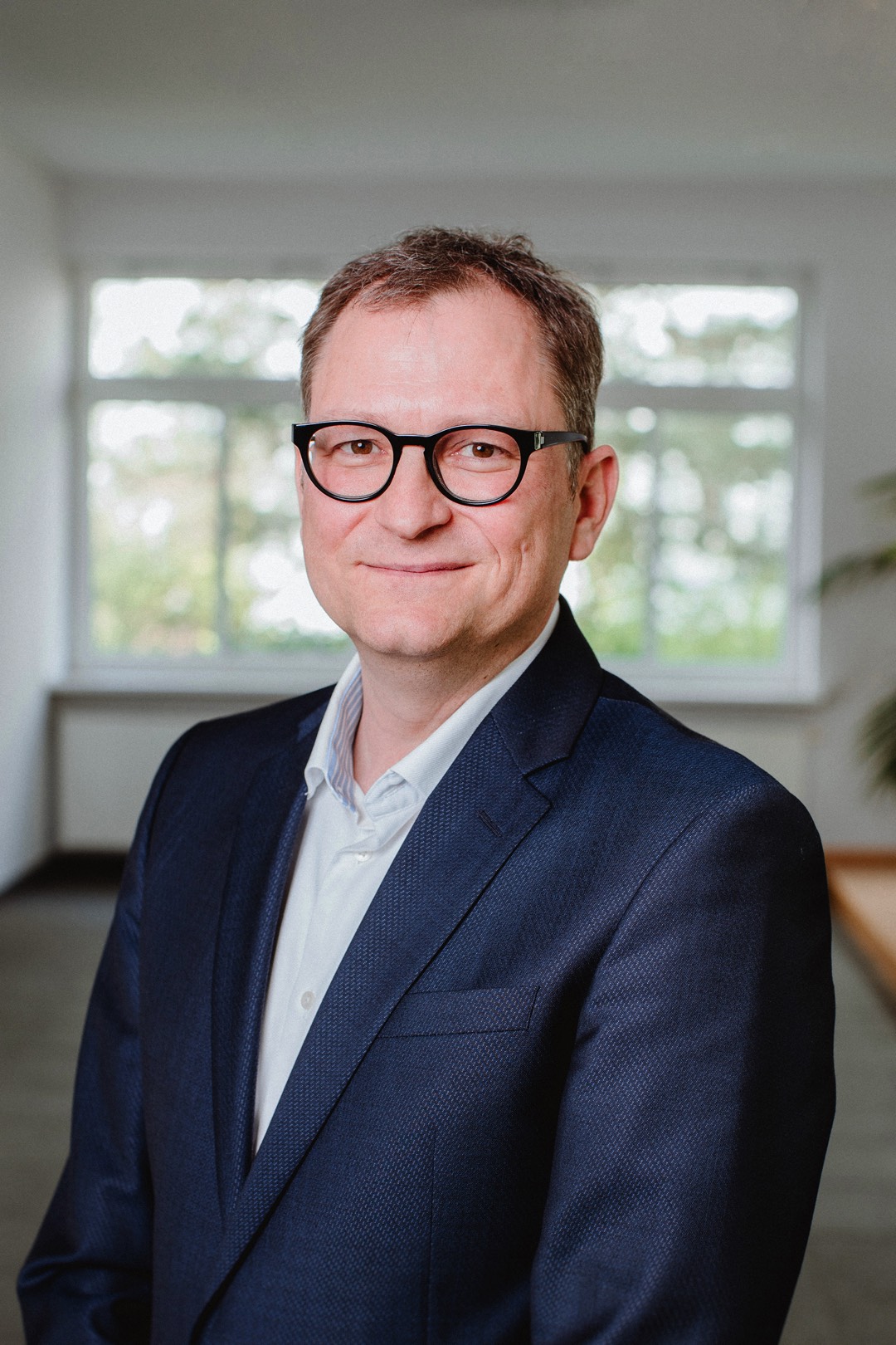 "Möglicherweise bleibt der Cocooning-Trend bestehen. Inflationsrisiken sowie eine schlechte Zinssituation machen Investments ins Eigenheim noch attraktiver. Steigende Energiepreise und die Nachhaltigkeits-Diskussion können die Nachfrage nach unseren Produkten erhöhen. Schließlich ist Sonnenschutz bedeutend für energieeffizientes Wohnen."<br><br>Andreas Kopetschny, Geschäftsführer MHZ Auftragslage gut, Zuversicht verhalten