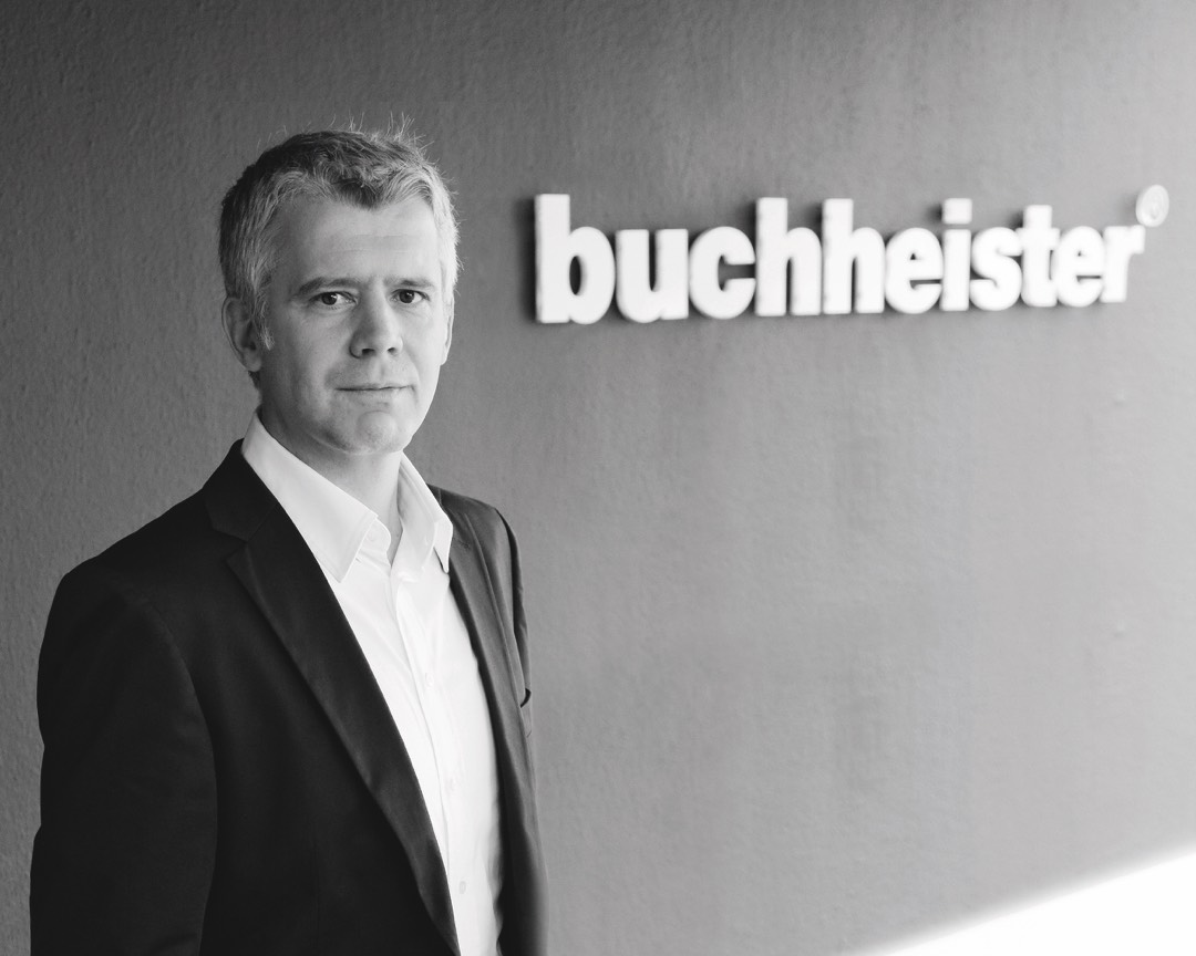 "Ich denke, die jüngsten Ereignisse in der Ukraine dämpfen unser aller Hoffnung, nach zwei Jahren Pandemie in ein weitgehend sorgloses Geschäftsjahr zu starten. Aber wir reagieren auf die turbulente Veränderung des Marktes und werden mit dem Erscheinen unseres Maßplisseekatalogs im Sommer in der Lage sein, die Preise spürbar zu senken."<br><br>Karl F. Buchheister, Inhaber von Buchheister Auftragslage gut, Zuversicht verhalten