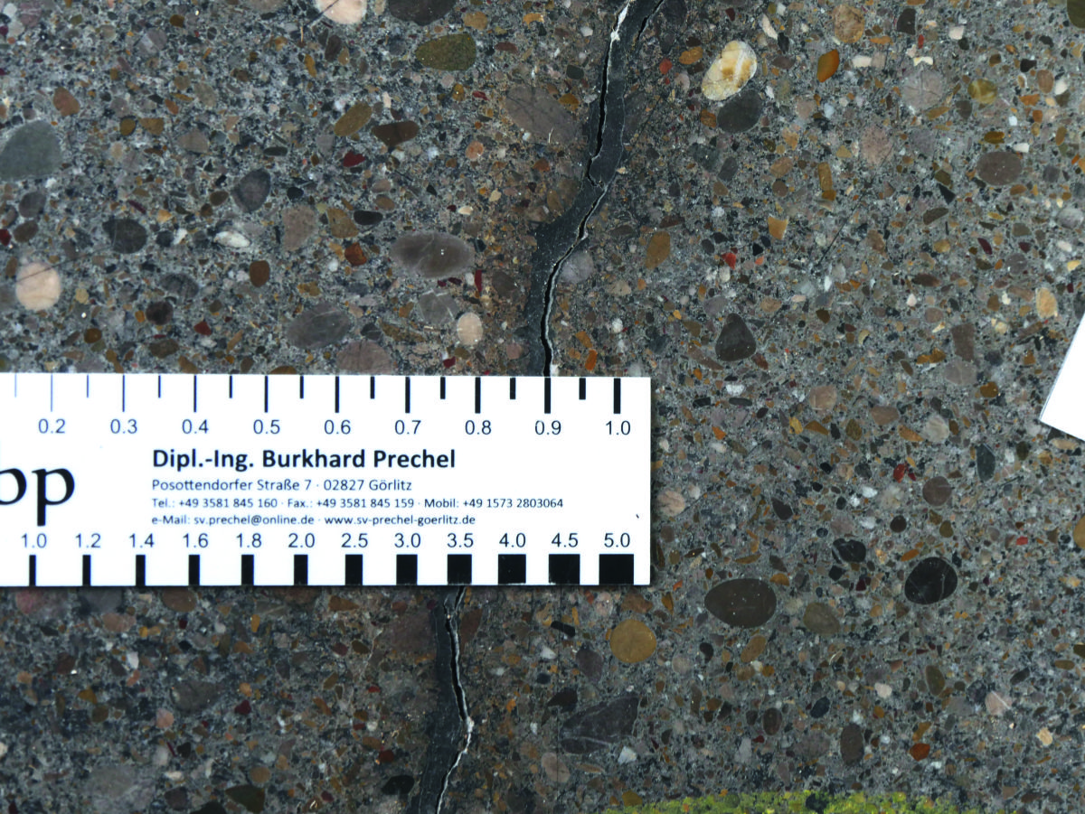 Rissbildungen in einem geschliffenen Sichtestrich