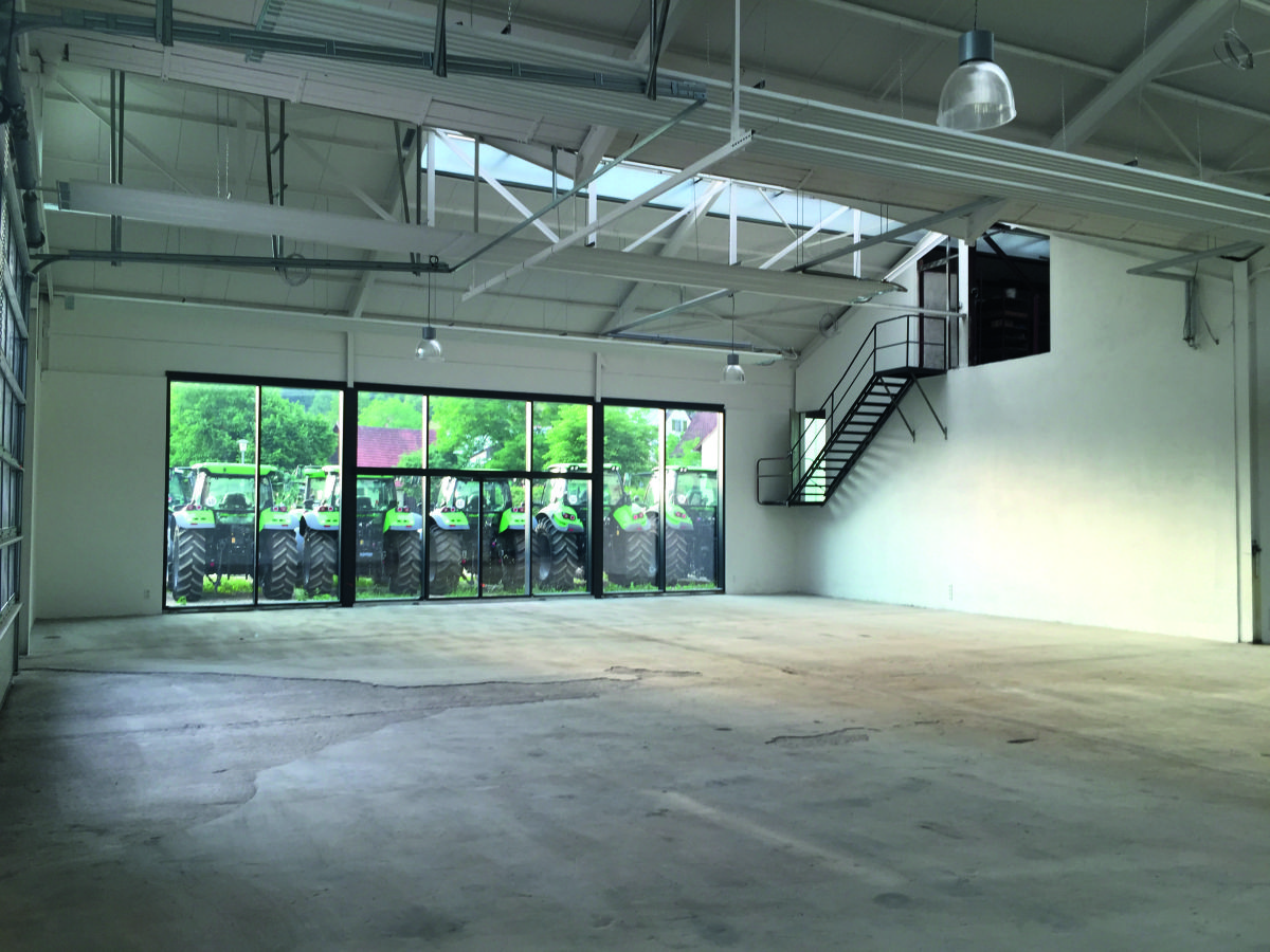 Rissbildungen in einem geschliffenen Sichtestrich