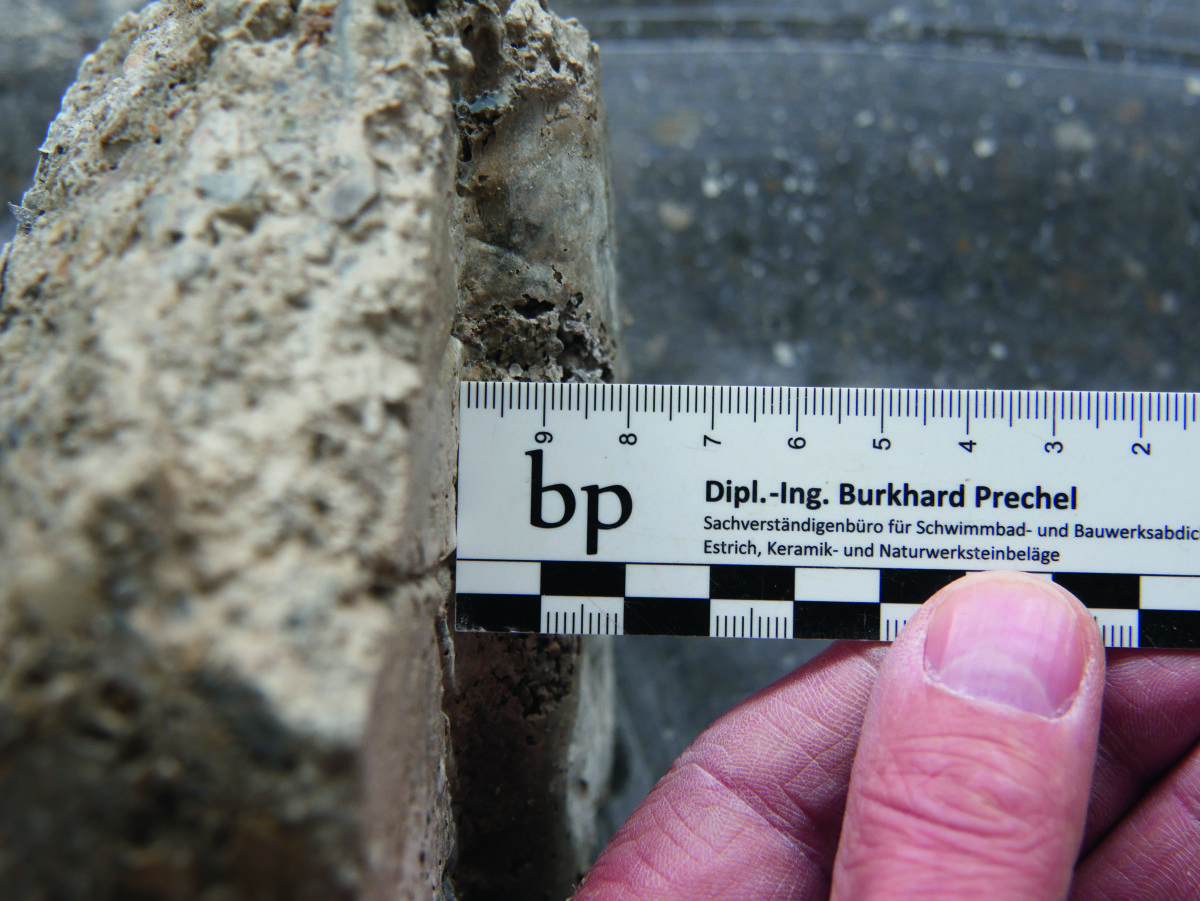 Rissbildungen in einem geschliffenen Sichtestrich