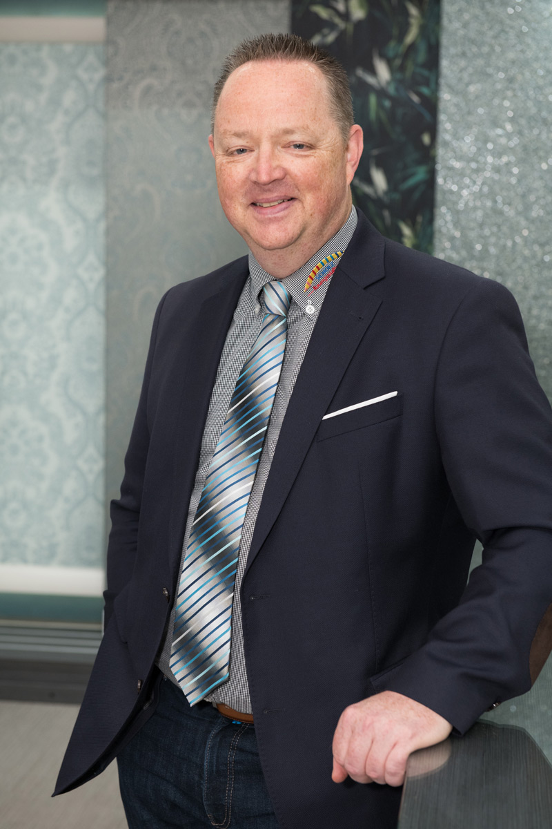 Lutz Hönemann, Scholz Raumgestaltung<hr>"Als Fachmarkt für Wohnraumgestaltung haben wir im eigentlichen Sinne kein großes Weihnachtsgeschäft. Beliebt sind zu Weihnachten natürlich auch bei uns die Geschenk-Gutscheine. Weiterhin zu erwähnen ist unser umfangreiches Sortiment an Wohnraum- und Außenleuchten, welches gerade in der dunklen Vorweihnachtszeit sehr gut läuft, da sich Lampen auch gut verschenken lassen.<br><br>Beliebt ist jedes Jahr unsere Winterrabatt-Aktion für Markisen, Rollläden, Wintergartenbeschattungen und Insektenschutz. Gerade vor Weihnachten generieren wir einen nicht unerheblichen Umsatz für Produkte, die man nicht wirklich verschenken kann und die eigentlich erst im Sommer im Fokus stehen. Damit die Kunden auch den gesamten Sommer schon Freude am außenliegenden Sicht- und Sonnenschutz haben, bietet sich der Winter als Vorlauf für Aufmaß, <br> Angebotserstellung und Lieferzeit an.<br><br>Wenn die Innensaison wieder startet, werden wir dieses Jahr unser Setta Curasan-Sortiment mit neuen Artikeln vervollständigen. Dabei handelt es sich um konservierungsmittelfreie Produkte für sensible Arbeits- und Wohnbereiche , die auch speziell für Allergiker geeignet und zertifiziert sind. Dann können wir – angefangen bei der Grundierung und Spachtelmasse, über den Kleber und Wandbelag bis hin zum Anstrich – alles durchgängig raumlufthygienisch und umweltschonend anbieten. Mittlerweile arbeiten einige Handwerksbetriebe für Ihre Kunden schon von vornherein eine Angebotsalternative aus. Zum einen die Ausführung der Arbeiten mit konventionellen Produkten und zum anderen mit Produkten aus dem Setta Curasan-Sortiment. Nicht selten entscheiden sich die Kunden am Ende für die konservierungsmittelfreie Variante und sind erstaunt, dass der Schutz der eigenen Gesundheit und der Umwelt nicht immer deutlich teurer sein muss.Wir bieten das gesamte Portfolio an Schmutzfangmatten und -läufern an. Von der einfachen Türmatte bis hin zur Sauberlaufzone. In diesem Bereich arbeiten wir hauptsächlich mit der Firma Otto Golze & Söhne GmbH und Firma Hamat zusammen. Als speziellen Service schneiden wir Kokos-Veloursmatten auf die kundeneigenen Maße für vorhandene Einfaßrahmen zu.<br><br>In dem Segment Schutzfang im Objektgeschäft setzen wir hauptsächlich die professionellen Produkte der Firma Emco ein. Nicht selten wird dieses wichtige Thema vom Bauherren und/oder Planer nicht bedacht bzw. unterdimensioniert. Im Nachhinein sind diese oft dankbar für Vorschläge und eine sinnvolle Umsetzungen." BTH Heimtex Konjunktur-Umfrage: BTH Heimtex hat ihre Leser gefragt