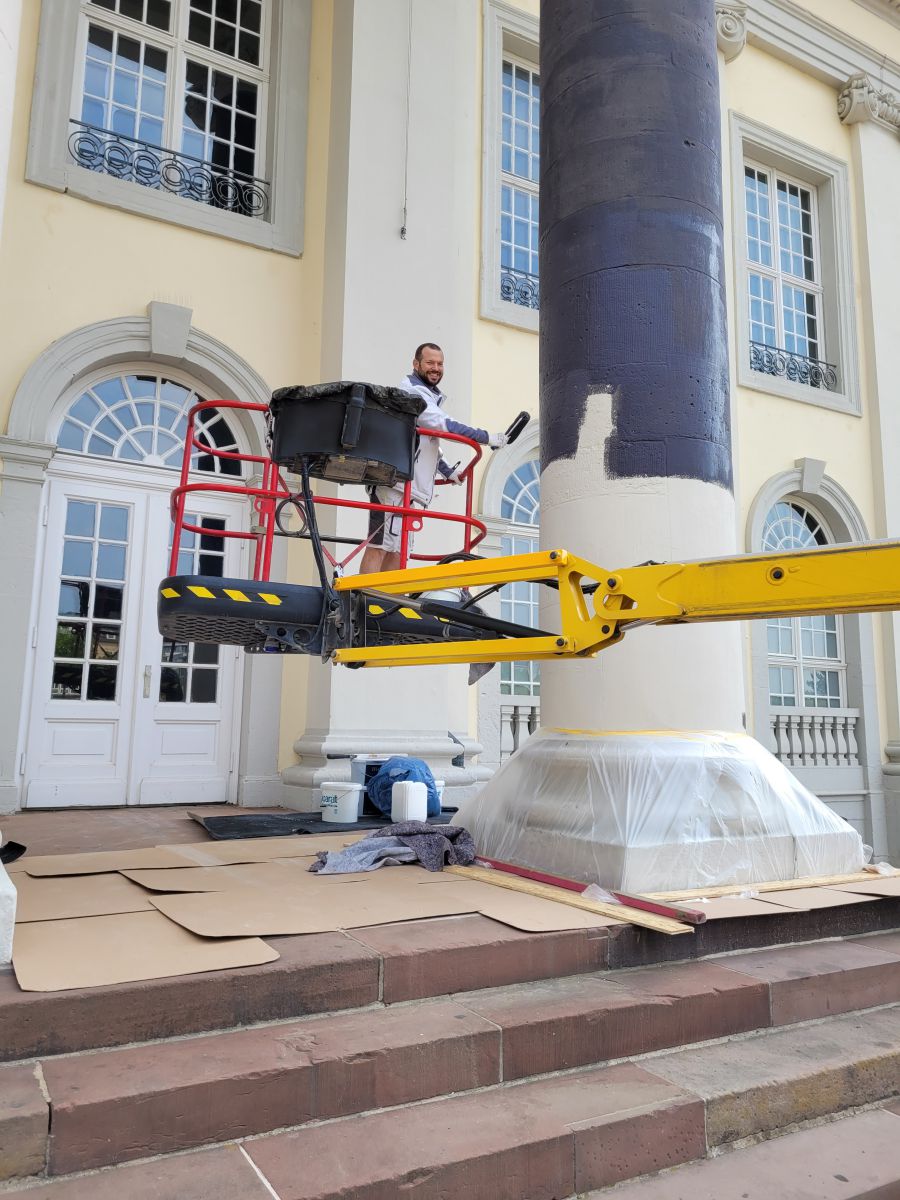Schwarze Säulen dienten als Schultafeln 