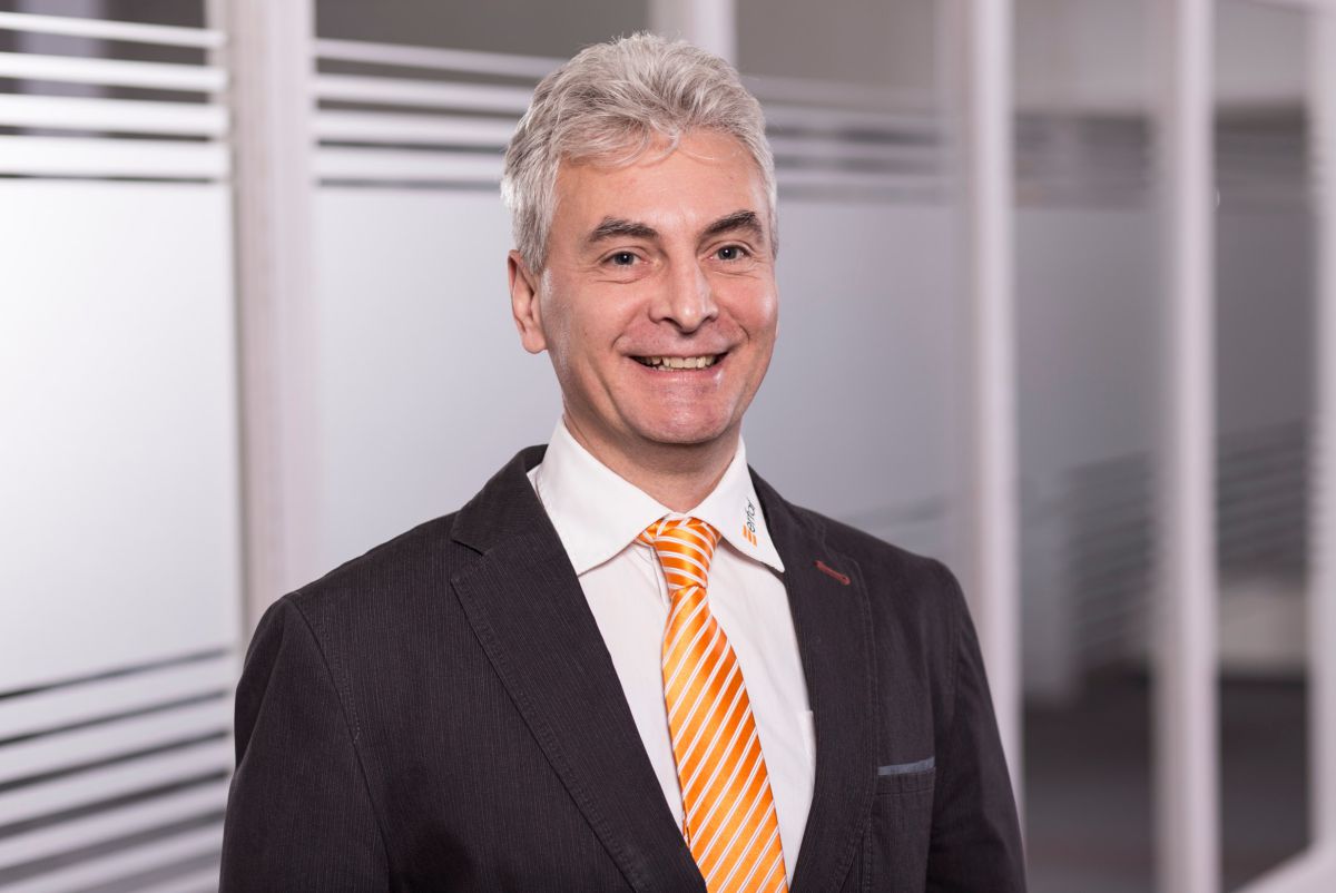 Ralf Meyer, Erfal<br><br><b>Nachhaltig heißt auch: Energie sparen</b><br><br>"Der Themenschwerpunkt Nachhaltigkeit beeinflusst bei Erfal seit Jahrzehnten eine Vielzahl strategischer Entscheidungen. Dabei spielen neben marktwirtschaftlichen Aspekten auch ökologische und soziale Gesichtspunkte eine ausschlaggebende Rolle. Wir sehen die Thematik Nachhaltigkeit als einen Gesamtprozess, der neben ökologischen Aspekten des Umweltschutzes auch Begriffe wie Gesundheitsverträglichkeit, hochwertige Produktqualität, Optimierung technischer Produktionsverfahren und soziale Verantwortung beinhaltet.<br>Als auftragsbezogen arbeitender Hersteller von Sicht- und Sonnenschutzprodukten, Insektenschutzsystemen und Vorhangschienen und -stangen steht für uns die Fertigung von qualitativ hochwertigen und damit zugleich langlebigen Produkten im Focus. Dabei bilden prozessoptimierte Abläufe in der Fertigung die Grundlage für einen effektiven Einsatz von Rohstoffen und Materialien.<br><br>Neben dem funktionalen und dekorativen Ansatz leisten Sonnenschutzprodukte aus unserem Hause einen effektiven Beitrag zur Energieeinsparung. Besondere Eigenschaften der Stoffbehänge verhindern in den Sommermonaten eine starke Aufheizung der Räume, im Winter wirken sie zusätzlich isolierend. In beiden Fällen werden Energieeinsparungen praktisch umgesetzt.<br><br>Ein Großteil unserer Kollektion trägt den Oeko-Tex Standard 100, sind PVC-frei und genügen u.a. den strengen Vorgaben der REACH-Verordnung. Mehrere Kollektionen beinhalten Behang-Qualitäten, die nach Greenguard oder Cradle to Cradle zertifiziert sind. Die neuen Erfal Green Living Plissee-Stoffe bestehen aus UV-beständigem, langlebigem und bis zu 80%-Upcycling-Polyestergewebe. In diesen Stoffen stecken pro Quadratmeter bis zu vier wiederverwertete 1,5l PET-Flaschen. Unsere Green Living Produktlinie trägt dazu bei, die Wiederverwendung von Materialien zu fördern und Abfall zu reduzieren. Die Philosophie dahinter heißt "Zero Waste" und spielt unter ökologischen und sozialen Gesichtspunkten eine ausschlaggebende Rolle für die Entwicklung unserer Kollektionen." Design Funktional & komfortabel