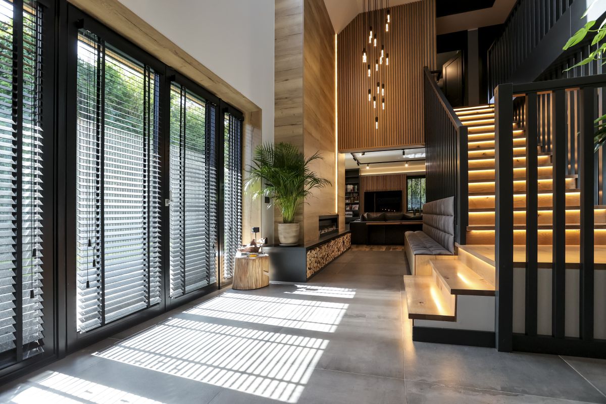 Holz- und Bambus-Jalousien sorgen für natürliches Ambiente