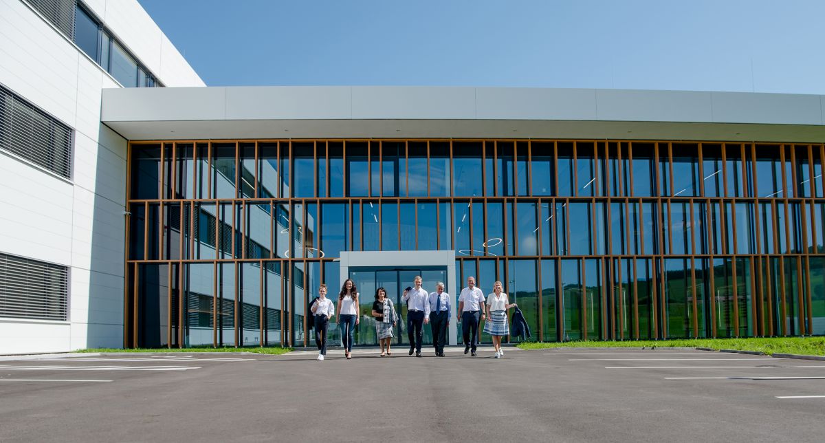 Daten + Fakten<br>Neuhofer Holz<hr>Neuhofer Holz GmbH<br>Haslau 56<br>A-4893 Zell am Moos<br>Tel.: +43 (0)6234/8500-0<br>office@fnprofile.com<br>www.fnprofile.com<br><br>Geschäftsführender <br>Gesellschafter: <br>Franz Neuhofer<br>Marketing + Presse: Caroline Schön<br>Ortwin Zeilner<br>Mitarbeiterzahl (2022): rund 300<br>Umsatz (2021): 84 Mio. EUR<br>Artikel: 14.400, 6.000 davon lagernd<br>Firmenareal: 100.000 m<span class="hoch">2</span><br>Kunden: <br>70 % Baumärkte<br>15 % Großhändler<br>15 % Fußbodenindustrie<br>Beliefern: ca. 70 Länder, Hauptmärkte in Europa, aber auch Übersee Kapazitäten eines Konzerns, Flexibilität eines kleineren Unternehmens