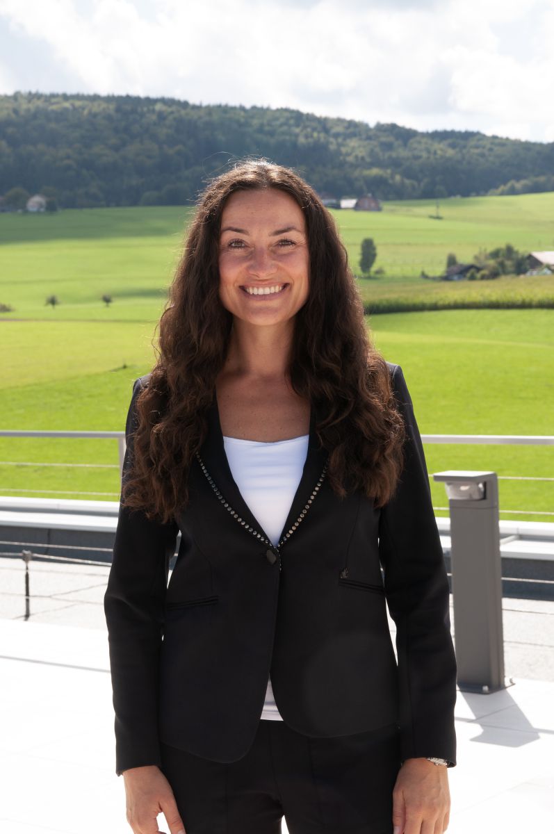 Caroline Schön, (geb. Neuhofer), verantwortlich für Public Relations & Marketing, gehört der 10. Neuhofer-Generation an.<br> Kapazitäten eines Konzerns, Flexibilität eines kleineren Unternehmens