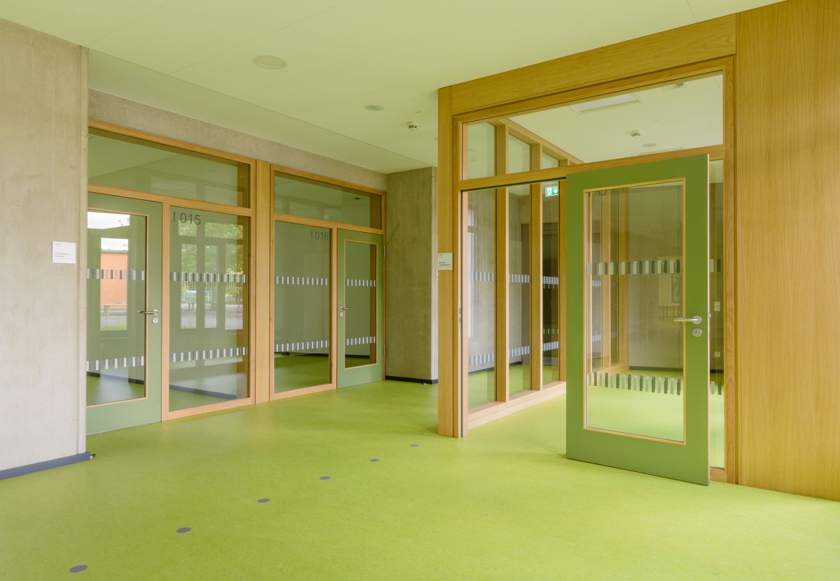 Entspanntes Lernen auf freundlichem Linoleum 