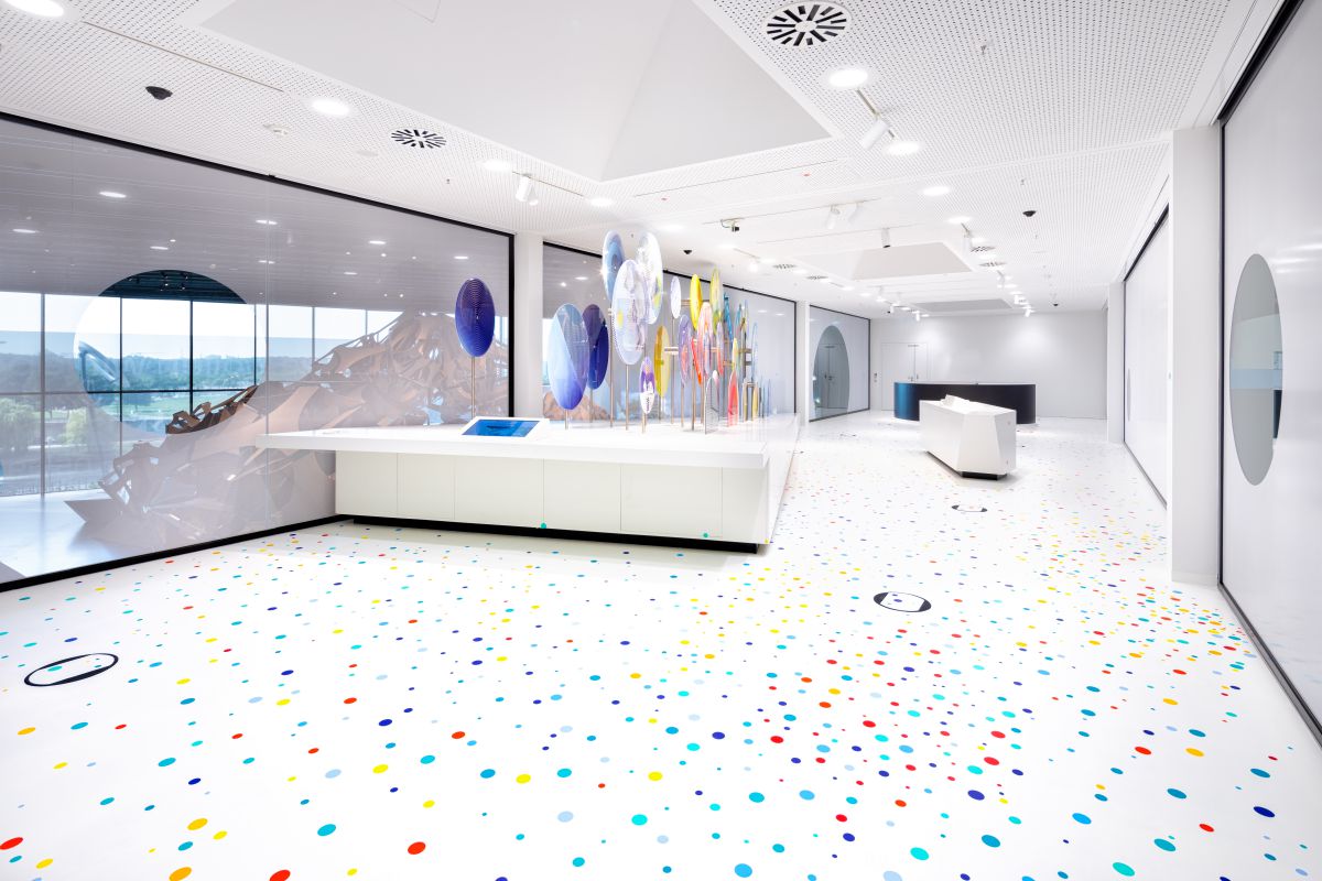 So kommt Farbe auf elastische Bodenbeläge