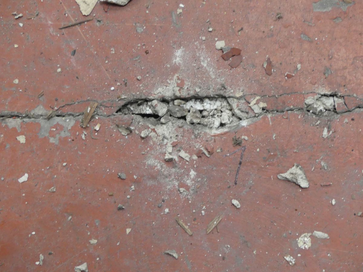 Totalschaden – gerissener und verunreinigter Boden