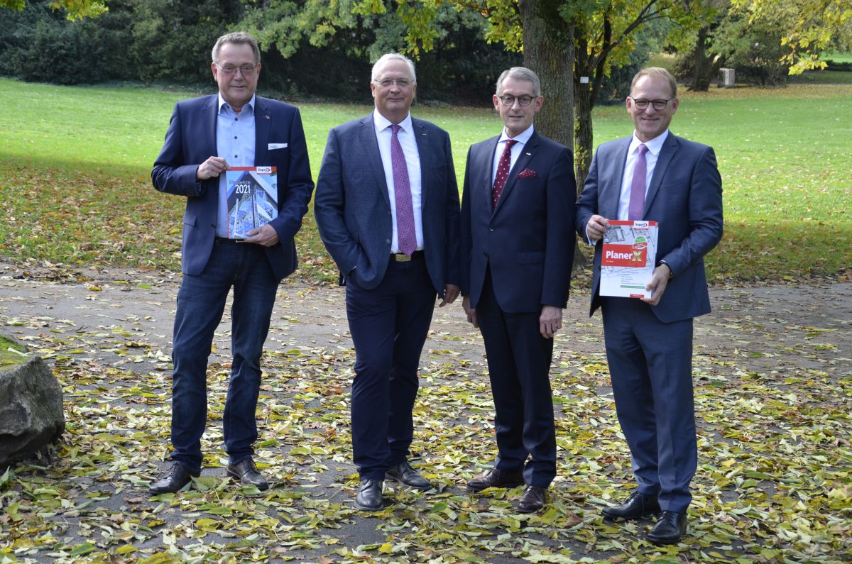 Stellten die jüngsten Unternehmenszahlen vor (von links): Marketingleiter Lutz Reitemeier, die beiden Geschäftsführer Andreas Wilbrand und Michael Hecker sowie der Leiter der Anwendungstechnik/Objektberatung, Mario Sommer.<br> Im Baustoff-Bereich stärker Fuß fassen