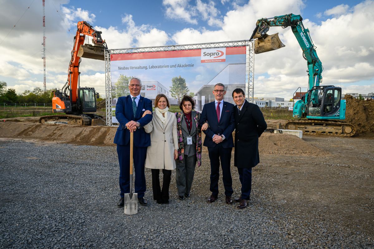 Beim Spatenstich für die neue Firmenzentrale gehörten Vertreter der Sopro-Muttergesellschaft Mapei aus Italien zu den ersten Gratulanten (von links): Andreas Wilbrand, Simona Giorgetta, Veronica Squinzi, Michael Hecker und Marco Squinzi.<br> Im Baustoff-Bereich stärker Fuß fassen