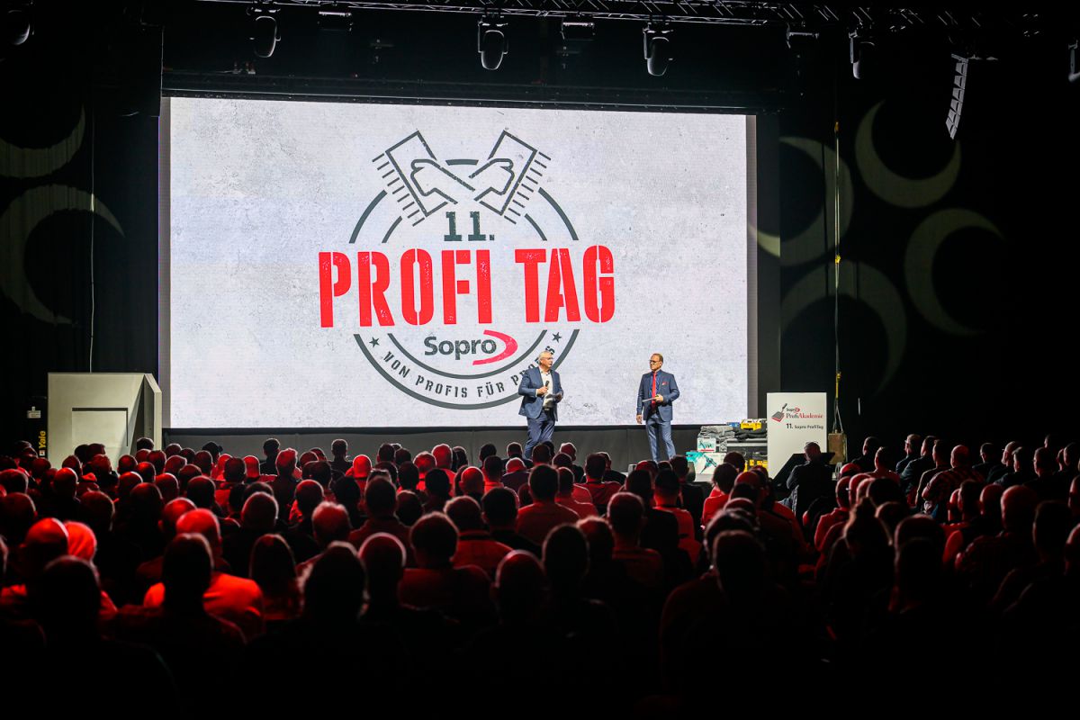 Begrüßten die Besucher des 11. Profitags in Mainz: Geschäftsführer Andreas Wildbrand (links auf der Bühne) und Mario Sommer, der Leiter der Anwendungstechnik/Objektberatung (rechts auf der Bühne).<br> Im Baustoff-Bereich stärker Fuß fassen