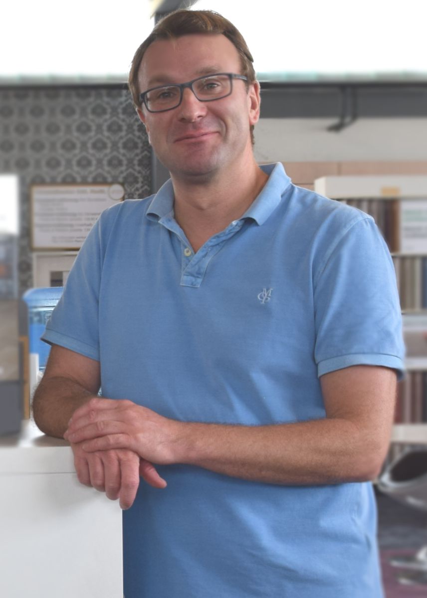 Frank Hinze, Raumtrend Hinze<br>"Wir nutzen hauptsächlich Marketing-Aktivitäten im Bereich Online, um auf uns aufmerksam zu machen. Google, Facebook und Instagram sowie YouTube-Videos bringen Kunden auf unsere Website und folglich auch in unser Ladengeschäft. Typische Zeitungsanzeigen nutzen wir beispielsweise gar nicht mehr, da der Kunde von heute immer seltener gedruckte Ausgaben konsumiert. PR-Berichte in regionalen Zeitschriften mit dem Schwerpunkt Bauen & Wohnen nutzen wir alle zwei bis drei Monate. Hier haben wir die Möglichkeit unsere Firma, Produkte und Leistungen der richtigen Zielgruppe entsprechend vorzustellen. In der Regel wählen wir ein aktuelles Thema, wie beispielsweise Nachhaltigkeit. Aktuell testen wir die Werbung auf Einkaufswagen, da ein befreundeter Unternehmer uns das empfohlen hat. In der Tat wird man immer mal darauf angesprochen. Die Wahrnehmung ist also vorhanden. Grundsätzlich nutzen wir alle Marketing-Aktivitäten dazu, unsere Produkte und Leistungen in den Vordergrund zu stellen. Eine kompetente Beratung, einen Lieferservice sowie eine professionelle Montage/Verlegung wird von uns beworben, um den Kunden zu überzeugen den Auftrag an uns zu vergeben. Weiterhin setzen wir auf die Kraft der Marke. Namhafte Lieferanten finden bei uns stets Erwähnung, um Kunden von unseren hochwertigen Produkten zu überzeugen. Richtig, dass man mit 08/15 und Mittelmaß niemanden mehr anlockt. Wir sind der Ansicht, dass ein Fachhandel seine Kompetenzen vermitteln muss. Und dies sind eben starke, namhafte Lieferanten und Service-Leistungen, welche sich von Baumärkten und Filialisten deutlich abheben. Als Teil der Digitalen Handelsnetzwerks bin ich sehr dankbar, dass bereits viele namhafte Hersteller dem Handelsnetzwerk beigetreten sind und damit effektiv den teilnehmenden Fachhandel künftig unterstützen. Ich muss mir hier also nichts mehr wünschen, da die Umsetzung bereits in vollem Gange ist. Letztendlich geht es einem Händler stets um drei Dinge: Kundenfrequenz, daraus folgende Umsätze und Margen. Zudem möchten Fachhändler gerne das Tagesgeschäft lenken und nicht stets mit Themen wie Homepage, Marketing und Preisvergleiche beschäftigt sein."<br> BTH Heimtex hat ihre Leser gefragt: Sichtbarkeit ist wichtiger denn je