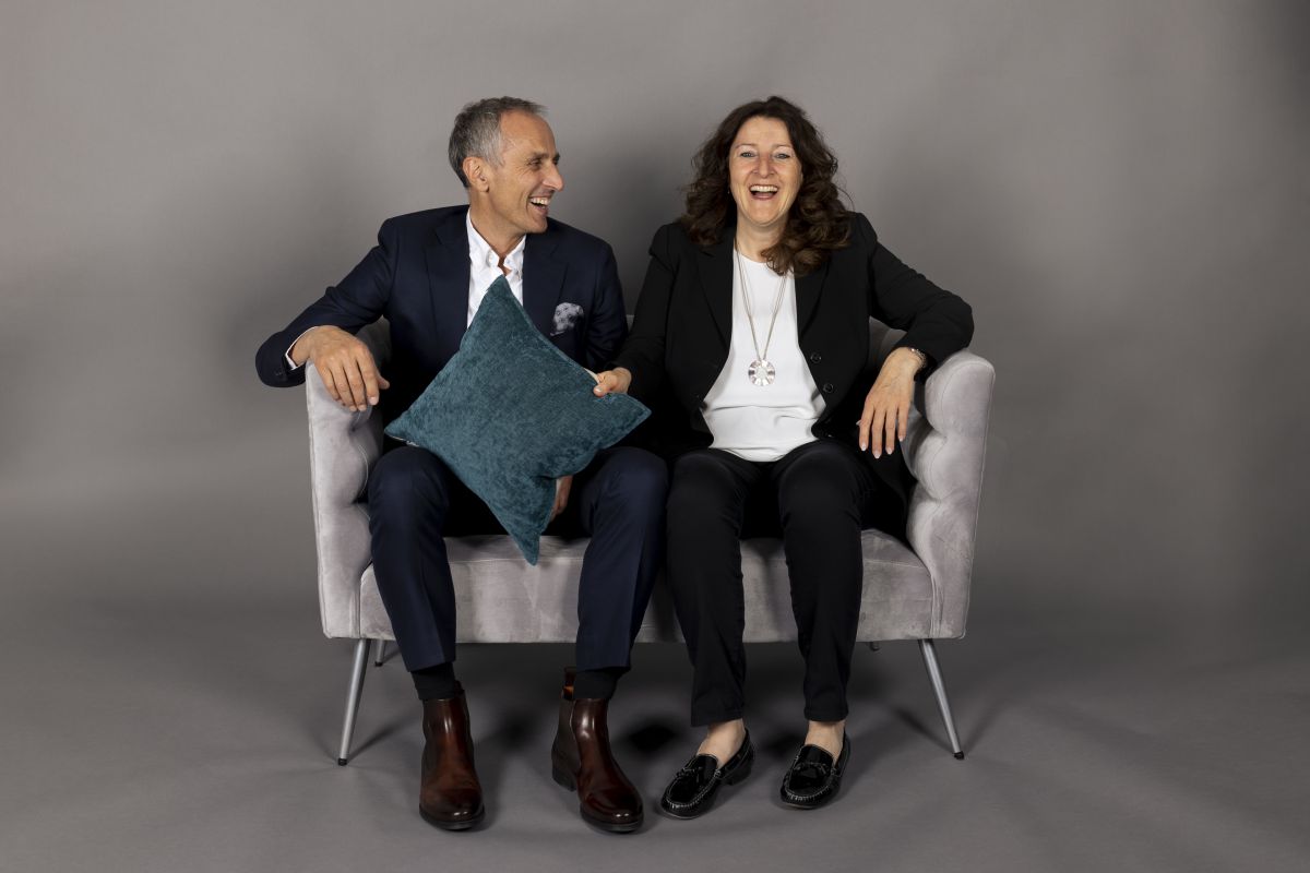 Markus und Veronika Haller, Markus Haller Raumgestaltung<br>"Durch unsere sehr ländliche Lage des Geschäfts waren wir schon immer kreativ und innovativ mit unseren Werbemaßnahmen. Von Helikopterrundflügen, Freestyle Footballer, über die große Nacht der Gardinen, sind wir immer wieder aufs Neue voller Ideen, um unsere Kunden und Kundinnen für uns und unsere Produkte zu begeistern. Neben Events gibt es auch jeden Sonntag unseren Schausonntag in Sattelbach.<br><br>Hinsichtlich der Unterstützung durch die Industrie, glauben wir, dass hier ein noch engeres Miteinander stattfinden darf. Die Bedürfnisse des Einzelhandels immer wieder abzufragen und umzusetzen, sehen wir als sehr wichtig." BTH Heimtex hat ihre Leser gefragt: Sichtbarkeit ist wichtiger denn je