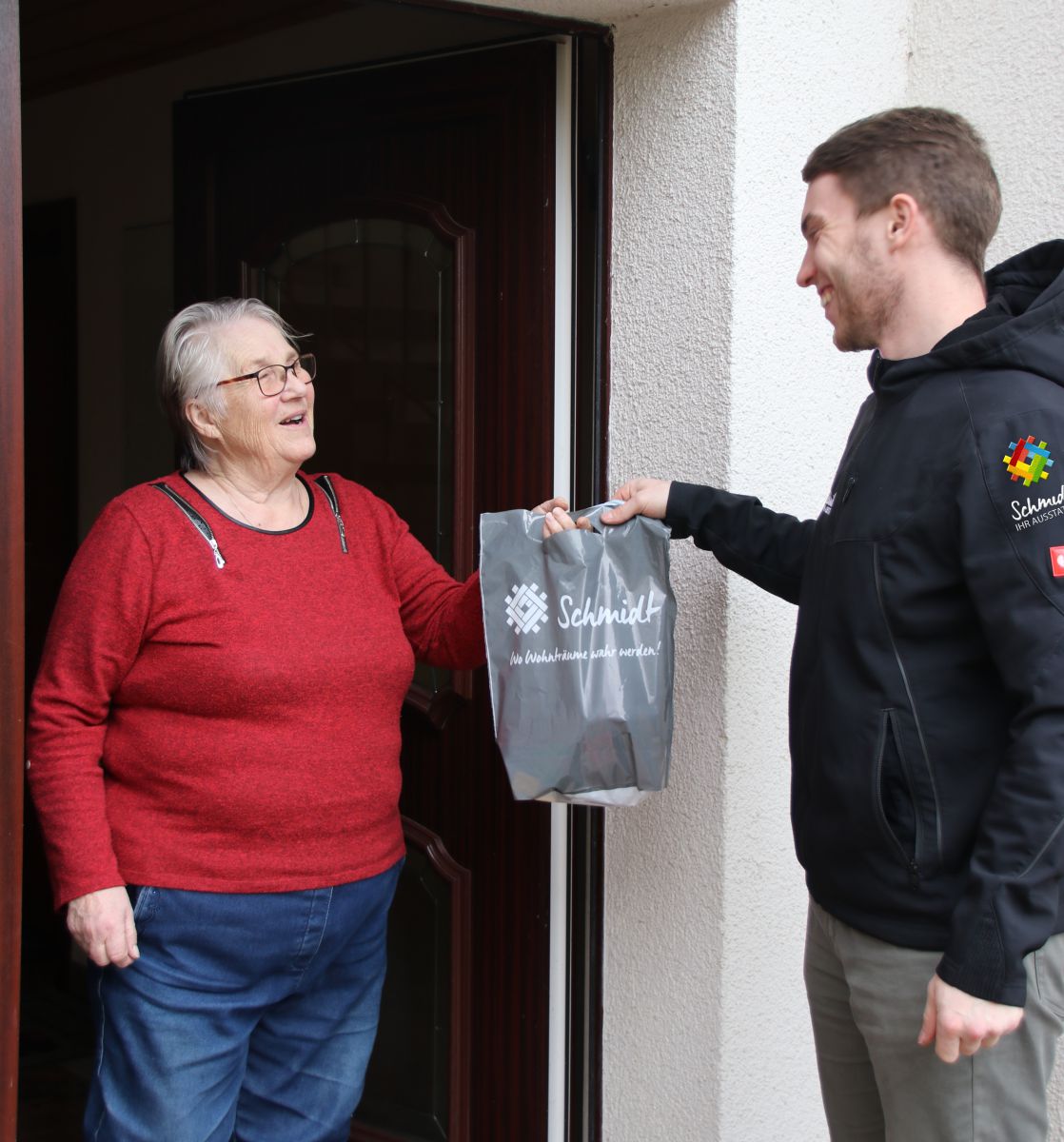 Holger Schmidt, Schmidt – Ihr Ausstatter<br>"Wir wollen unsere Kunden und Neukunden begeistern, inspirieren und zu richtigen Fans werden lassen. Kunden-Events sind dafür geradezu prädestiniert: Wo kann man schon mal in einem Einrichtungshaus übernachten? Bei uns gab es die Veranstaltung "Nachts bei Schmidt – Ihr Ausstatter", bei der Interessierte mit originellem Nachtgewand in der Bettenabteilung schliefen. Oder eine Teppich-Auktion, Buchlesungen, Indien-Abend und ganz besonders der "Mädels-Stripper-Abend". Diese Aktion, bei der unsere Raumausstatterinnen den Bodenstripper zum Einsatz brachten, kam besonders gut an, da sie medial mit einem doppeldeutigen Kurzfilm beworben wurde.<br><br>Auffallen mit originellen Ideen und den Kunden zum Werbeträger werden lassen: Wie wäre es, wenn der Handwerker die nächste Grillparty vom Kunden bezahlt? Es spricht sich von ganz allein rum, wenn nach erfolgter Markisenmontage der Chef zur Abnahme Bier, Steaks und Salat für die Einweihungsparty vorbeibringt. Oder der morgendliche Überraschungsmoment, wenn unsere Raumausstatter-Teams beim Kunden klingeln und frische Brötchen zum Frühstück überbringen. "Zaubere deinem Nächsten ein Lächeln ins Gesicht" ist eines unserer Mottos, welches wir bei allem Tun stets erreichen wollen. Von unseren Lieferanten und der Industrie wünschen wir uns mehr Invest in die Entwicklungsarbeit. Derzeit beeindruckt uns Infloor mit ihren individuell bedruckbaren Teppichböden und schönen Eyecatchern, die fern vom Mittelmaß sind. <br><br>Wo allerdings Nachholbedarf besteht ist bei der Freigabe von Produktfotos und Artikeldaten seitens der Hersteller, damit wir diese unkompliziert und schnell für unsere Marketingaktionen nutzen können. Hier wünschen wir uns mehr Kooperation und kürzere Wege." BTH Heimtex hat ihre Leser gefragt: Sichtbarkeit ist wichtiger denn je