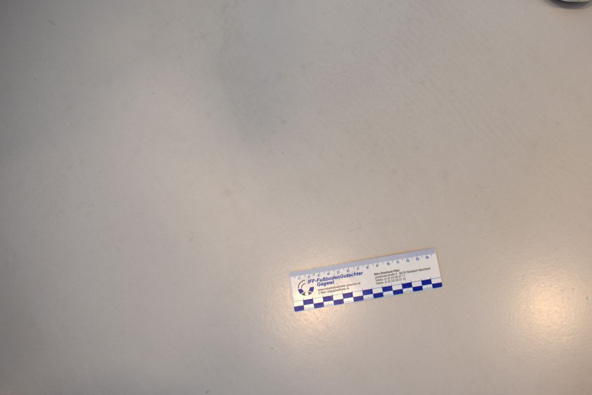 Mineralischer Spachtelbelag zeigt optische Mängel