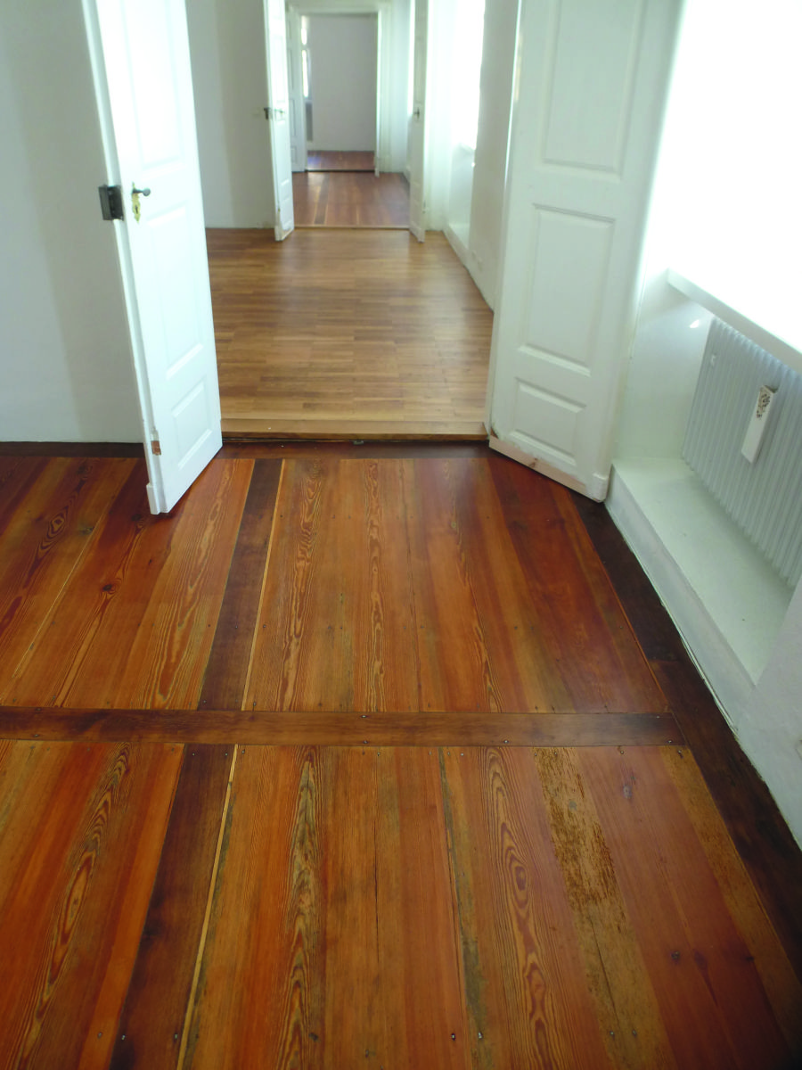 Historischer Dielenboden unter neun Lagen