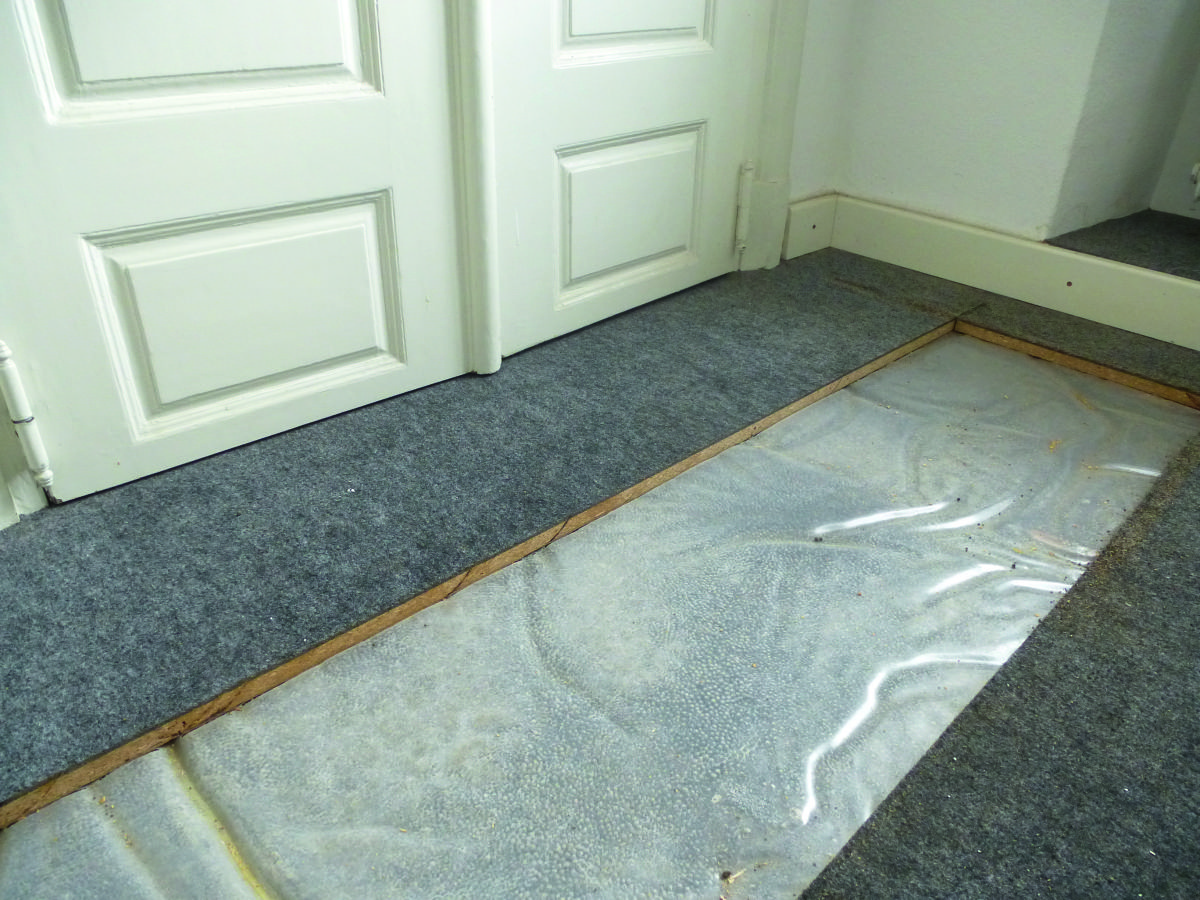 Historischer Dielenboden unter neun Lagen