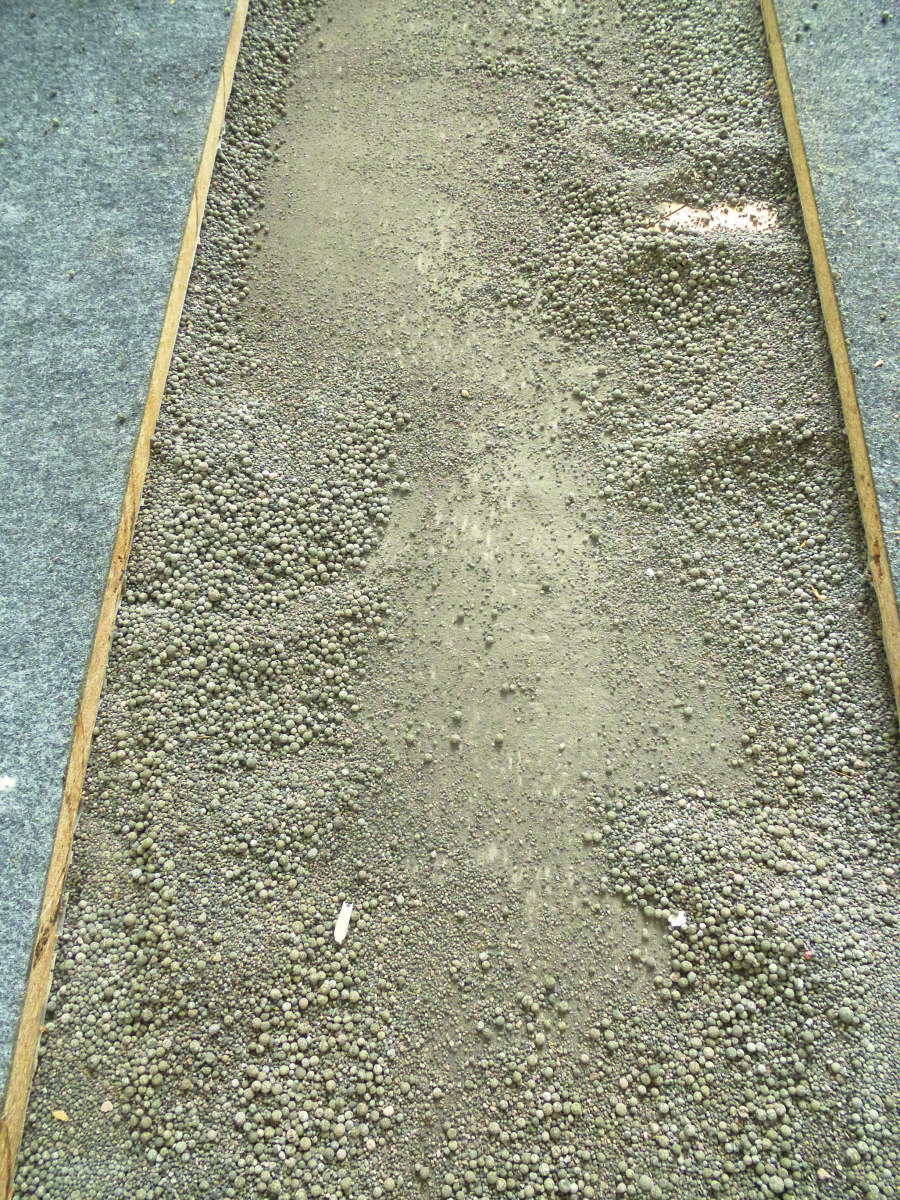 Historischer Dielenboden unter neun Lagen