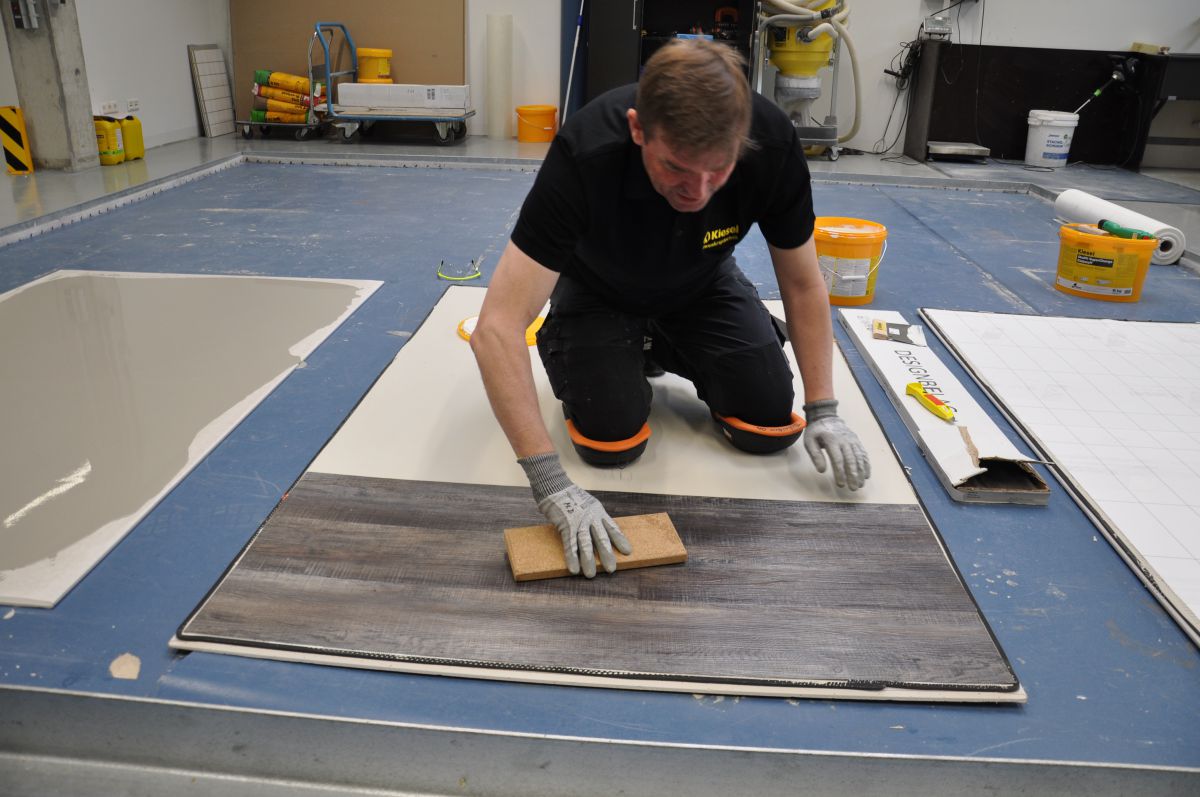 Verlegepraxis 2: Anti-Rutsch-Effekt bei LVT-Verlegung