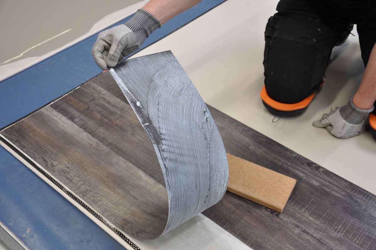 Verlegepraxis 2: Anti-Rutsch-Effekt bei LVT-Verlegung