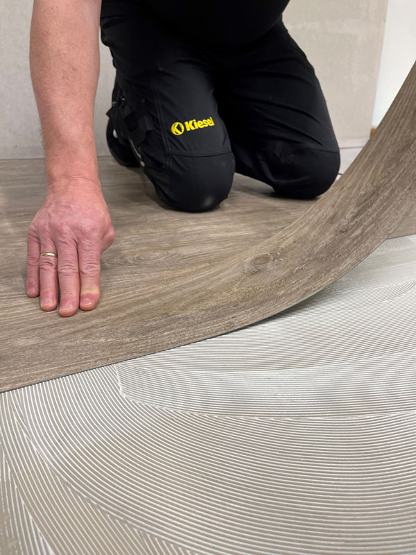 LVT im Nassbett verkleben – ohne Verrutschen