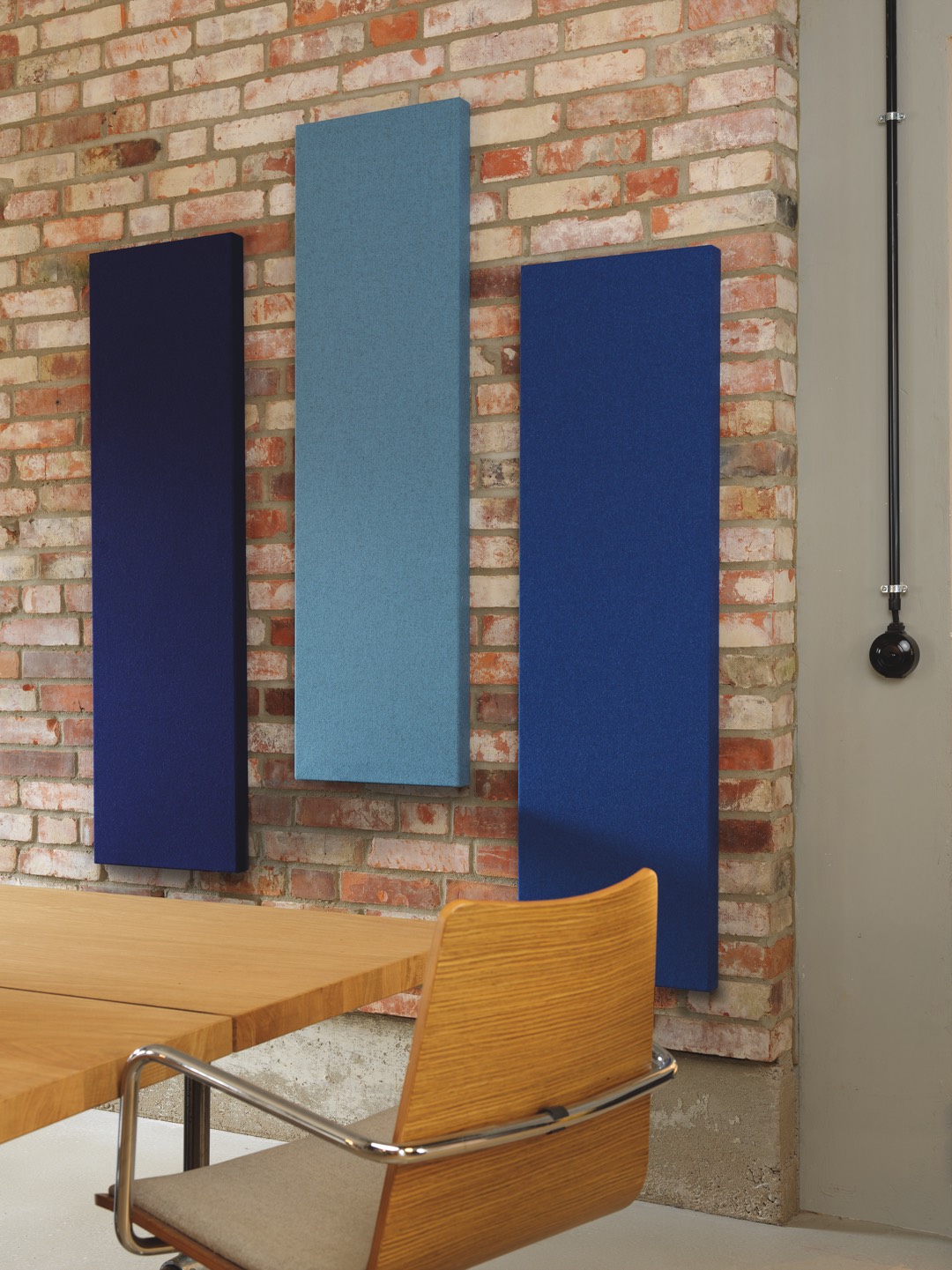 Akustikpaneele an der Wand können auch wie Kunstobjekte wirken. Auf jeden Fall verbessern die dekorativen Elemente die Raumakustik entscheidend.<br> Schallschlucker schaffen Wohlgefühl