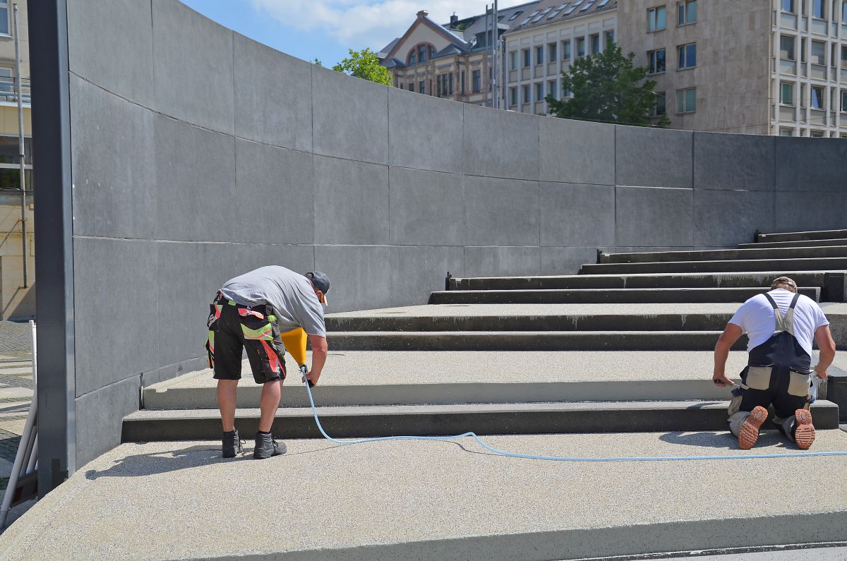 Neuer Boden für Treppenanlage auf Theaterplatz