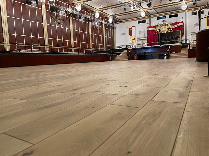 Eichendielen verleihen Saal neuen Glanz