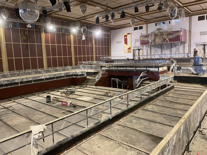 Eichendielen verleihen Saal neuen Glanz