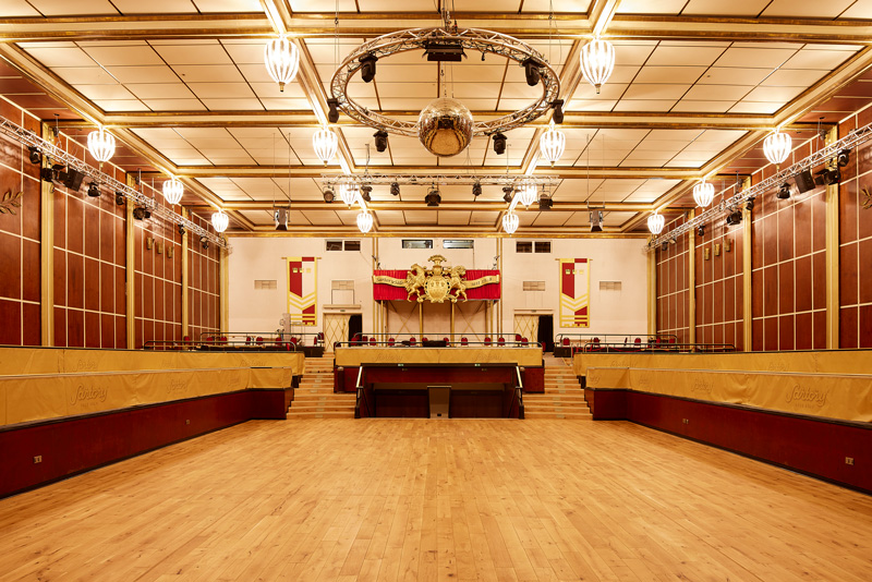 Eichendielen verleihen Saal neuen Glanz