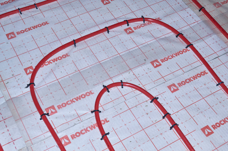 Fußbodenheizung auf nichtbrennbarer Steinwolle